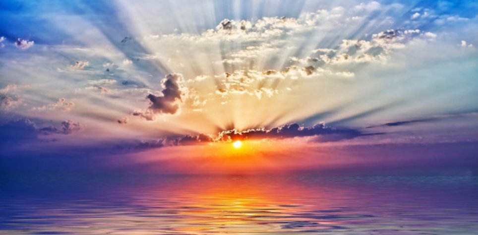 Amanecer sobre el mar
