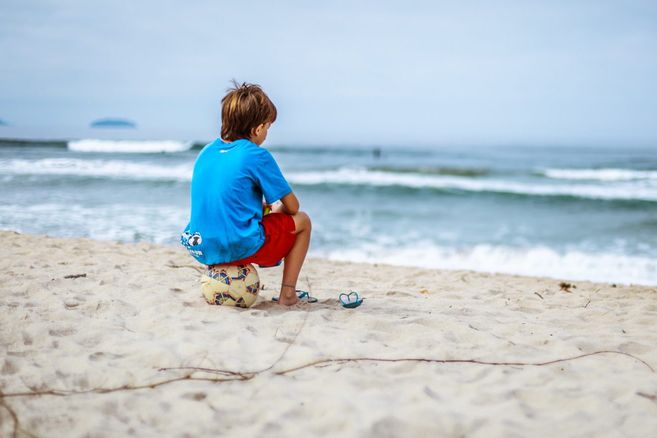 Niño contempla mar2